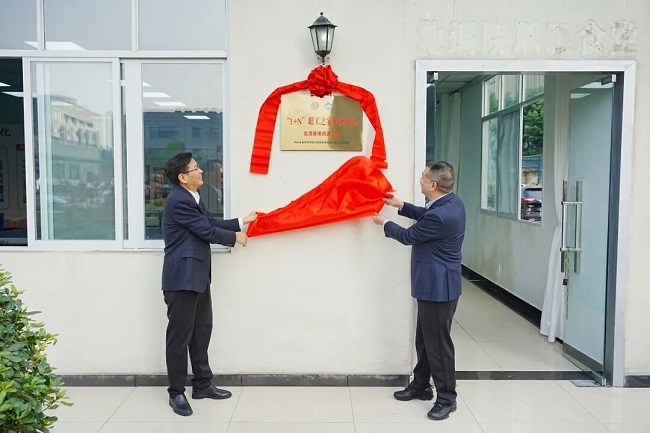 集團(tuán)領(lǐng)導(dǎo)赴公司調(diào)研職工陣地建設(shè)情況 并為龍?zhí)痘亍百Y源之家”揭牌